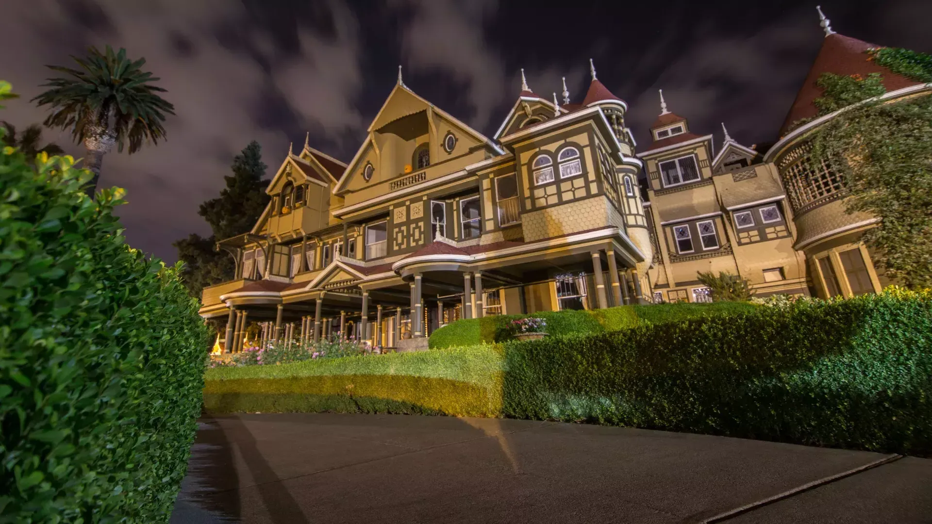 La mystérieuse maison de Winchester la nuit