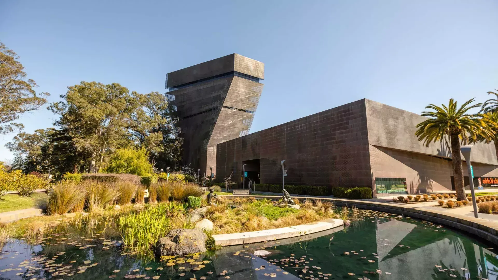 Exterior del moderno y anguloso Museo de Young. San Francisco, California.