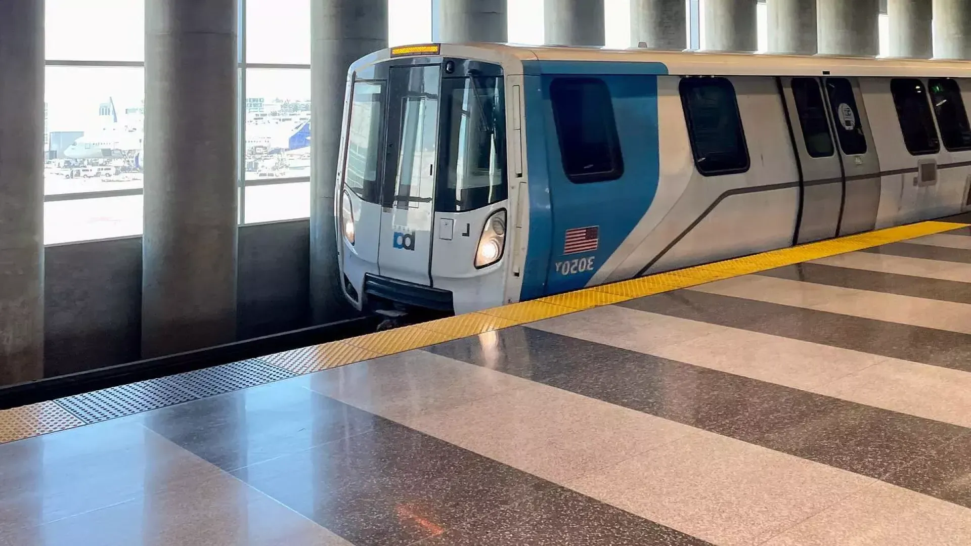 Un train BART attend les passagers à la gare.