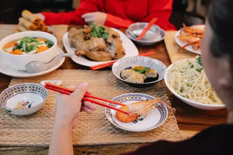 Comida chinesa em cima da mesa