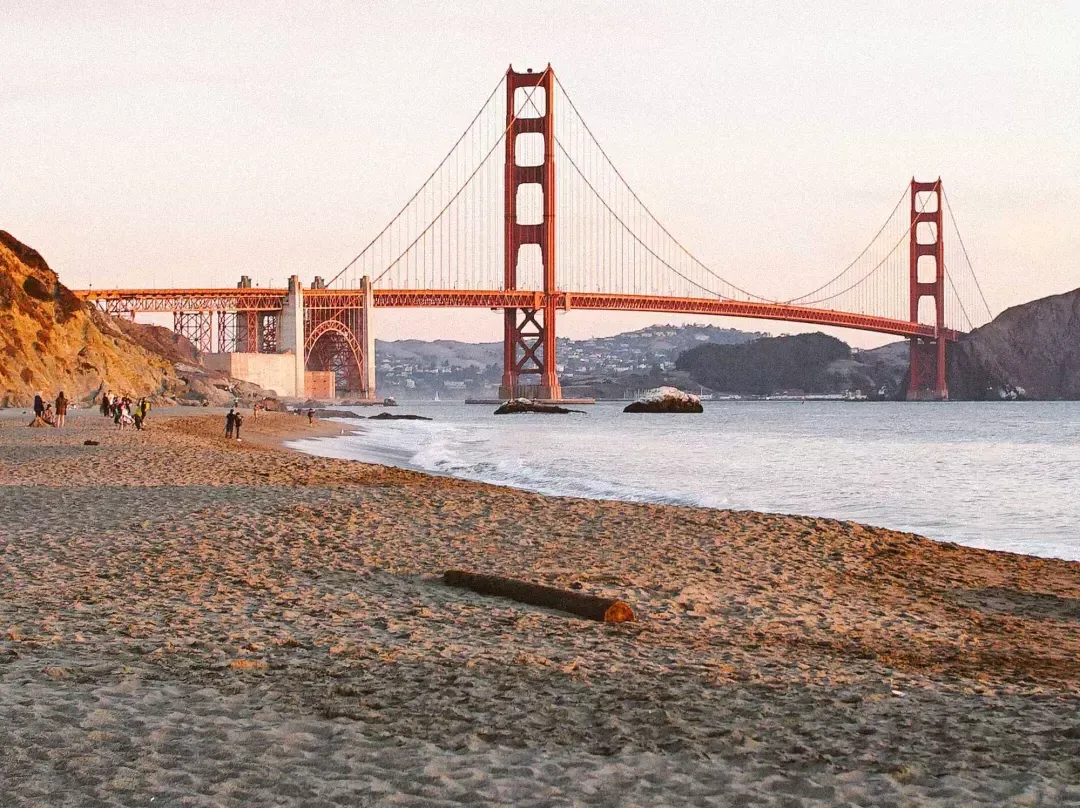 A Baker Beach de São Francisco é retratada com a Golden Gate Bridge ao fundo