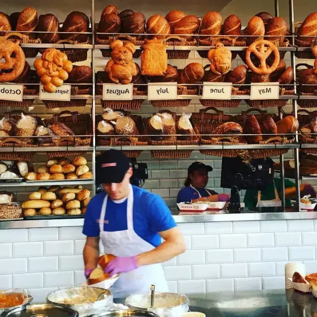 I fornai producono pane con lievito madre presso la Boudin Bakery di San Francisco.