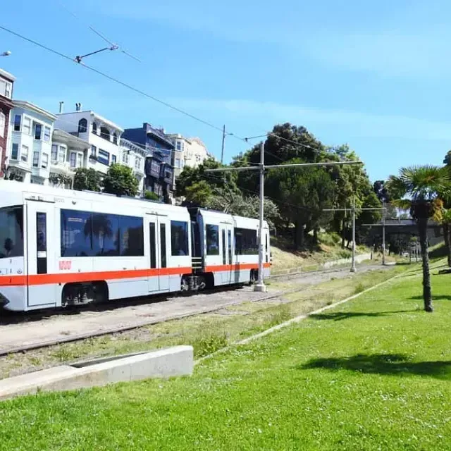 Um trem de passageiros MUNI circula por trilhos em São Francisco.