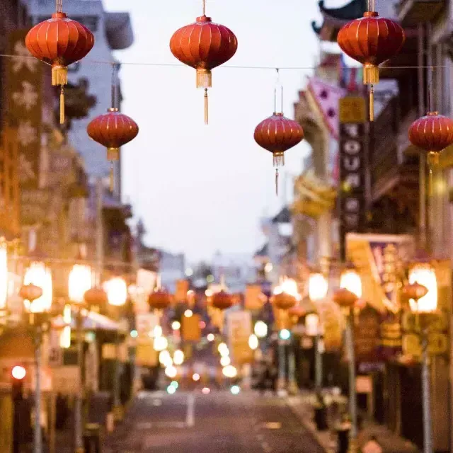 Visão de perto de uma série de lanternas vermelhas penduradas sobre uma rua em Chinatown . São Francisco, Califórnia.