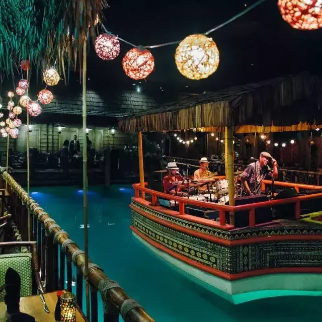 Le groupe maison joue dans le lagon de la salle Tonga, mondialement connue, de l'hôtel Fairmont de San Francisco.