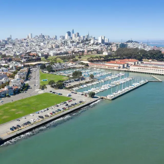 Vista aérea de Fort Mason con el horizonte de San Francisco en la distancia.