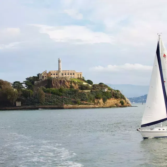 Un voilier passe devant l'île Alcatraz à San Francisco.