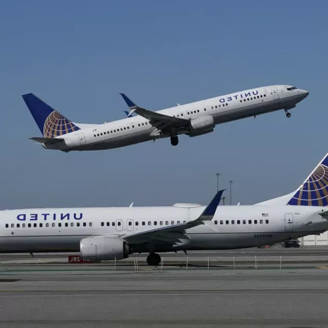 Los aviones llegan y salen de SFO