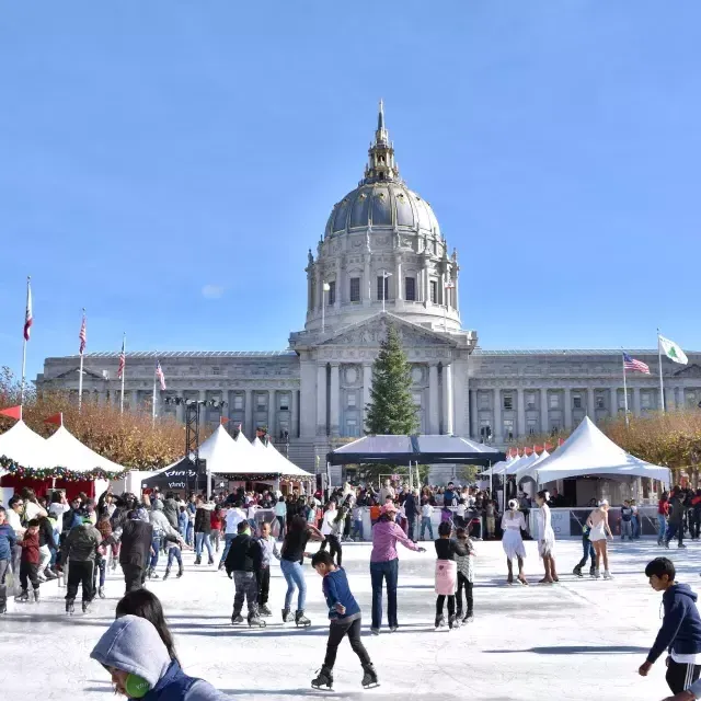 Los patinadores toman el hielo en una de las pistas de temporada de San Francisco.