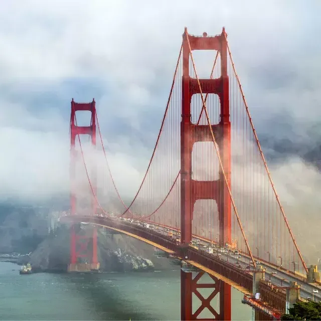 Golden Gate Bridge émergeant de derrière le brouillard